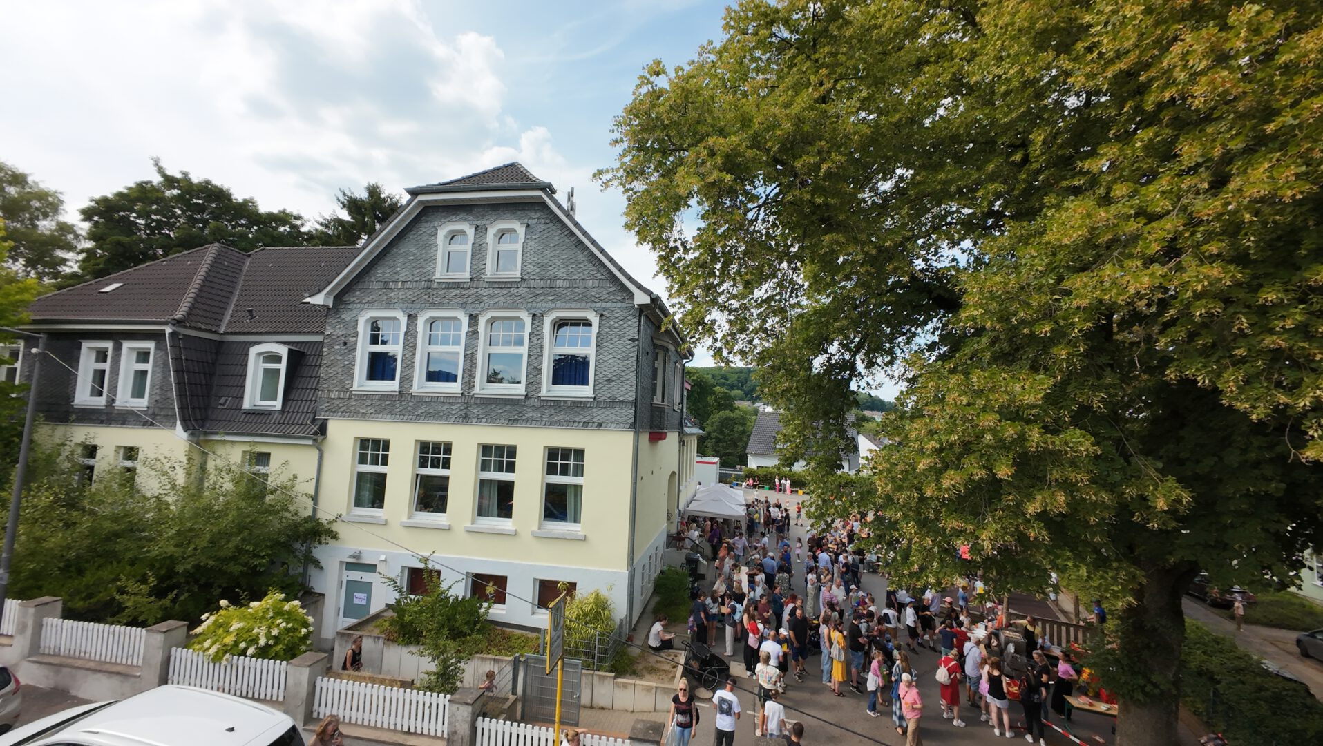 Luftaufnahme der Schule Hammesberg beim Schulfest